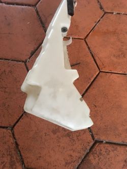 2005/2009 Audi A6 windshield wiper reservoir