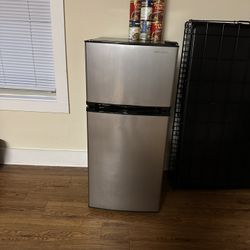 Mini fridge 