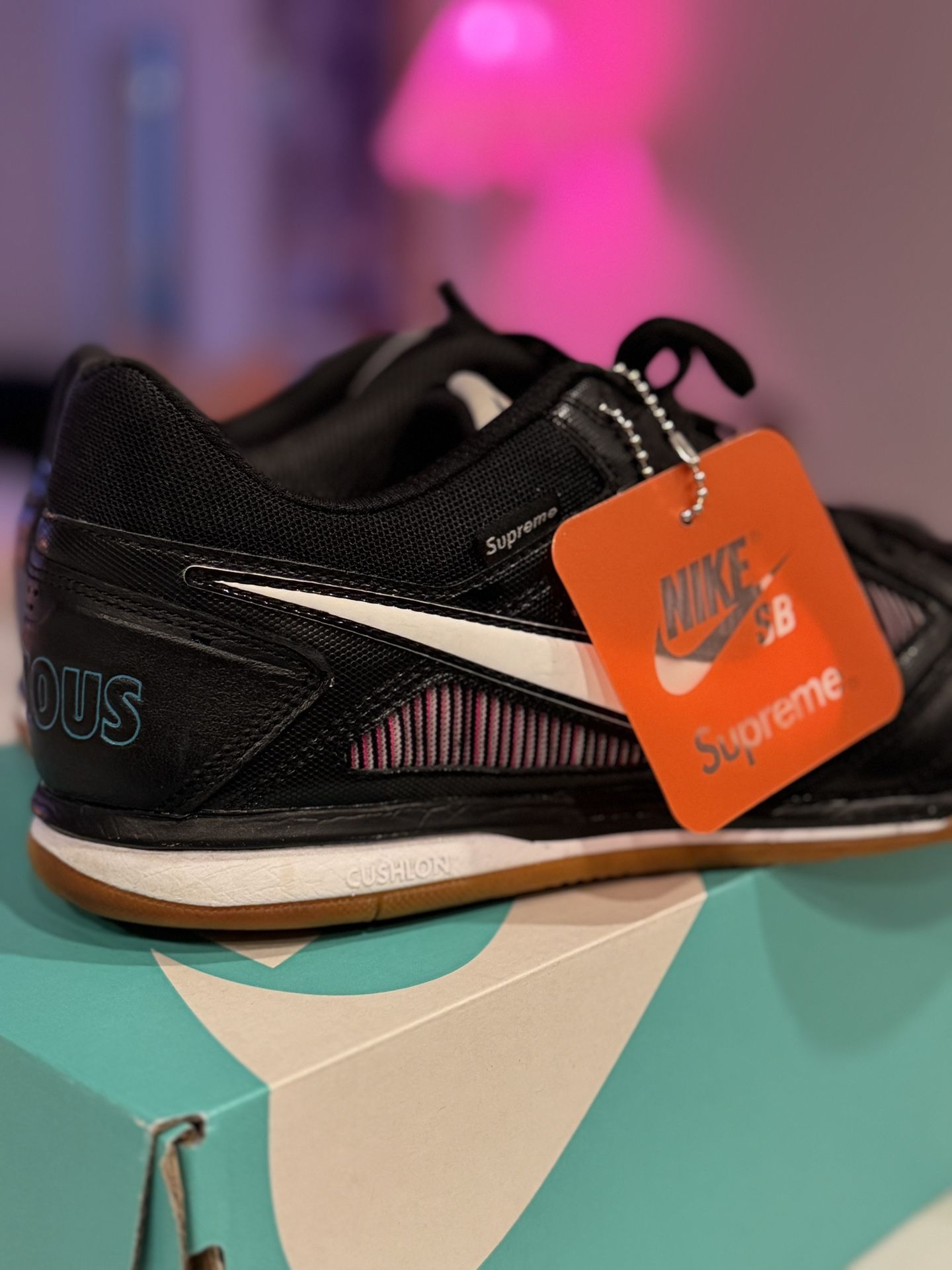 Size Supreme Nike SB Gato Black