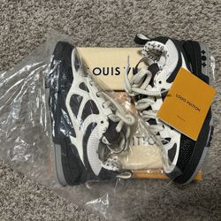 LV SKATES SIZE 10/11