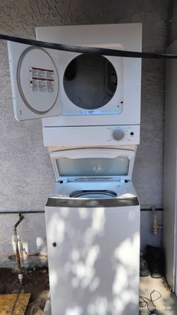 Whirlpool 24" Stackable Washer & Dryer Laundry Center – Excellent Working Condition