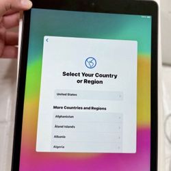 Brand New Apple iPad 256GB, All Accessories Included 