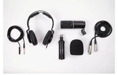 El Zoom ZDM-1 Podcast Mic Pack incluye micrófono dinámico, auriculares, trípode, parabrisas y cable XLR.
A