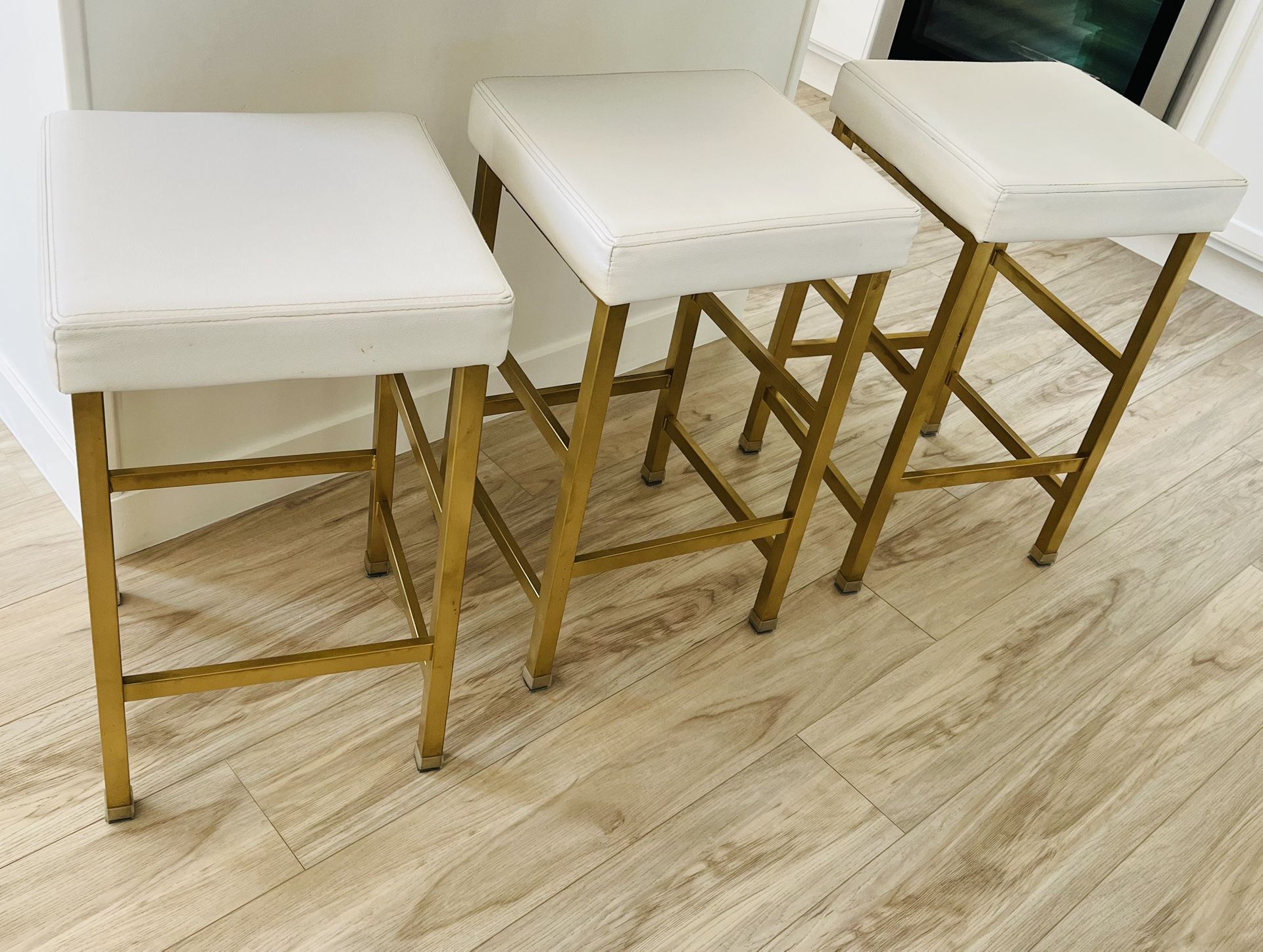 ✨ 3 Stunning Modern Bar Stools – Gold & White Faux Leather ! ✨
