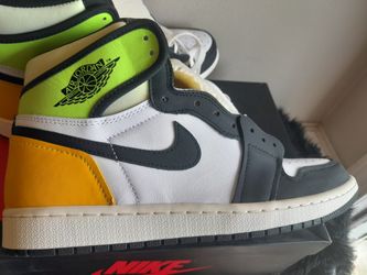 BRAND NEW NIKE AIR JORDAN 1 RETRO HIGH OG SIZE 10.5 WHITE/ BLACK -VOLT