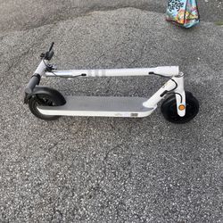 Okai Neon Lite E-scooter With Helmet And Charger