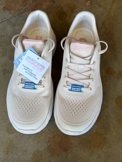 Size 8 women Skechers Running Shoes
