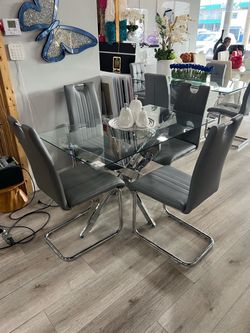 Comedor pequeño moderno con sillas grises