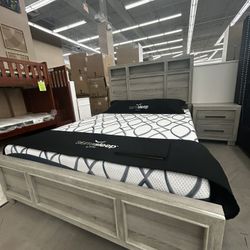✨ Floor Model Special – Queen Bed + Nightstand Set ✨