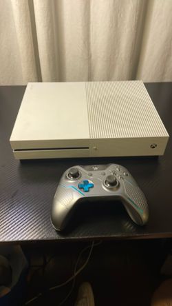 Xbox One S Console (500GB) + Halo 5: Guardians Limited Edition Controller