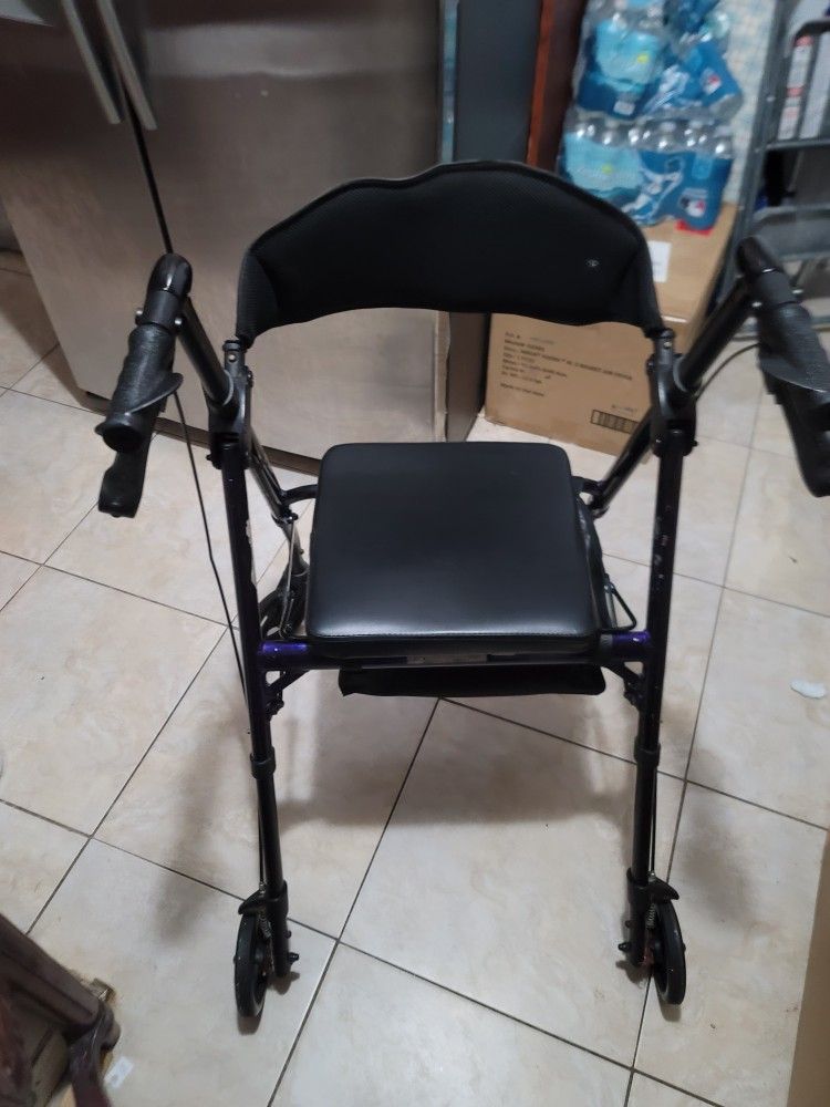 Walker with wheels and seat, Andador con rudas y asiento.