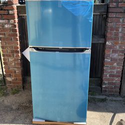 Frigidaire 18.3 Cu. Ft. Top Freezer Refrigerator (BRAND NEW)