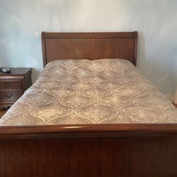 🛏️ Bedroom Furniture Set – Solid Wood Sleigh Bed, Dresser & Nightstand 🪞