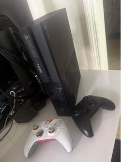 Xbox one 1TB with 2 controller (special edition starfield controller )