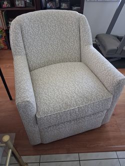 Swivel Barrel Chair (s)