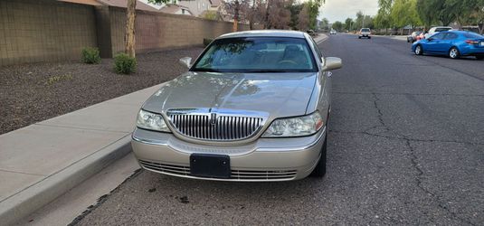Lincoln Town Car Full-Size Sedan