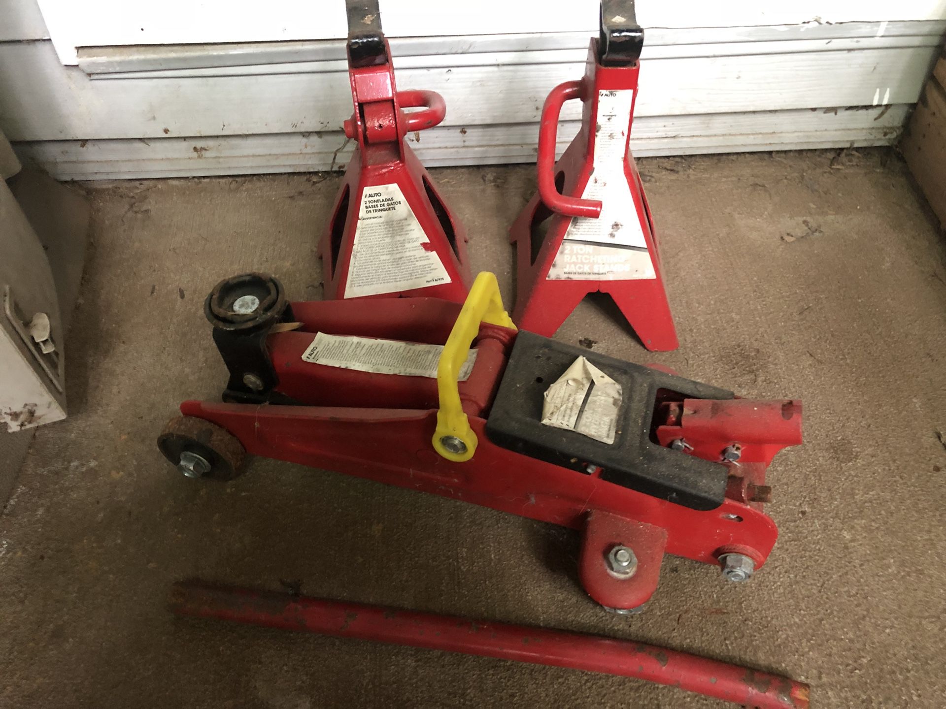 2 Ton hydraulic floor jack and pair of jack stands.