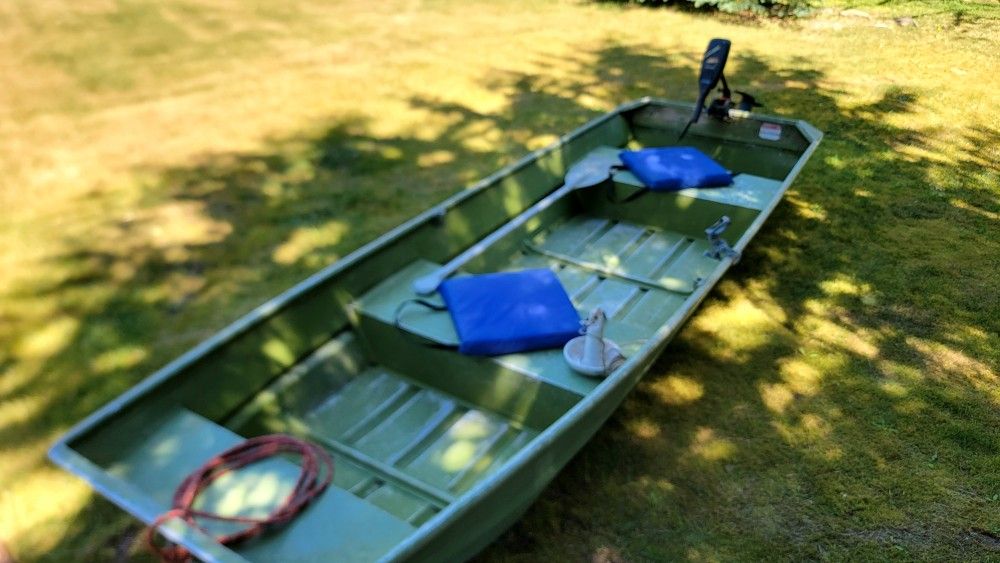 12' Aluminum Jon Boat With 40lb Thrust MinnKota Electric Motor