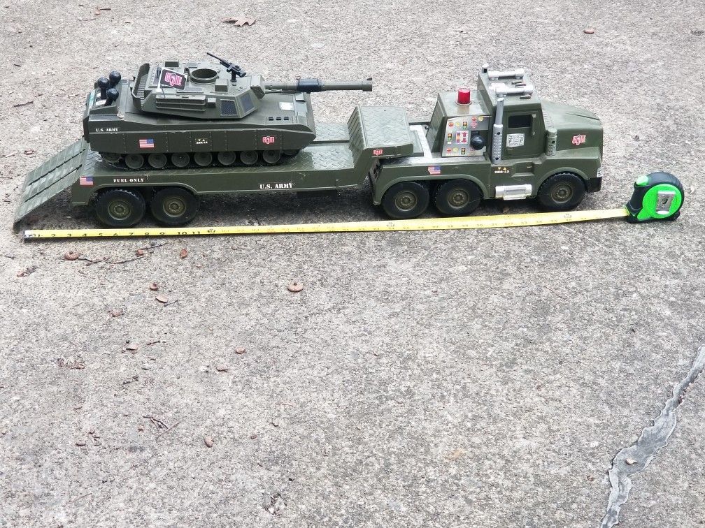 GI JOE SEMI-TRUCK WITH TRAILER & 2HQ-12 TANK 2001 WITH LIGHTS & SOUND