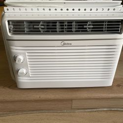 Midea Window Air Conditioner 5,000 Btu, only uses 500W