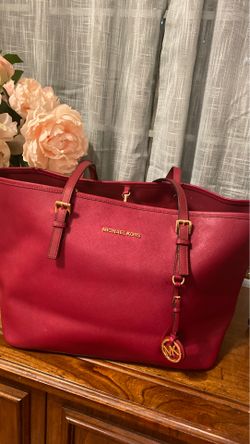 Beautiful MK purse like new.