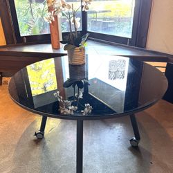 4’ round table with high gloss black top