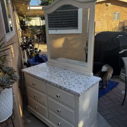 Dresser With Mirror
