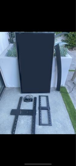 Samsung 50 inch with soundboard & wall mount