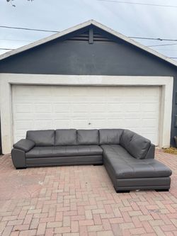 LEATHER SECTIONAL COUCH ***FREE DELIVERY ***