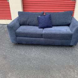 Comfy nice blue sofa, pull out bed🔥🔥