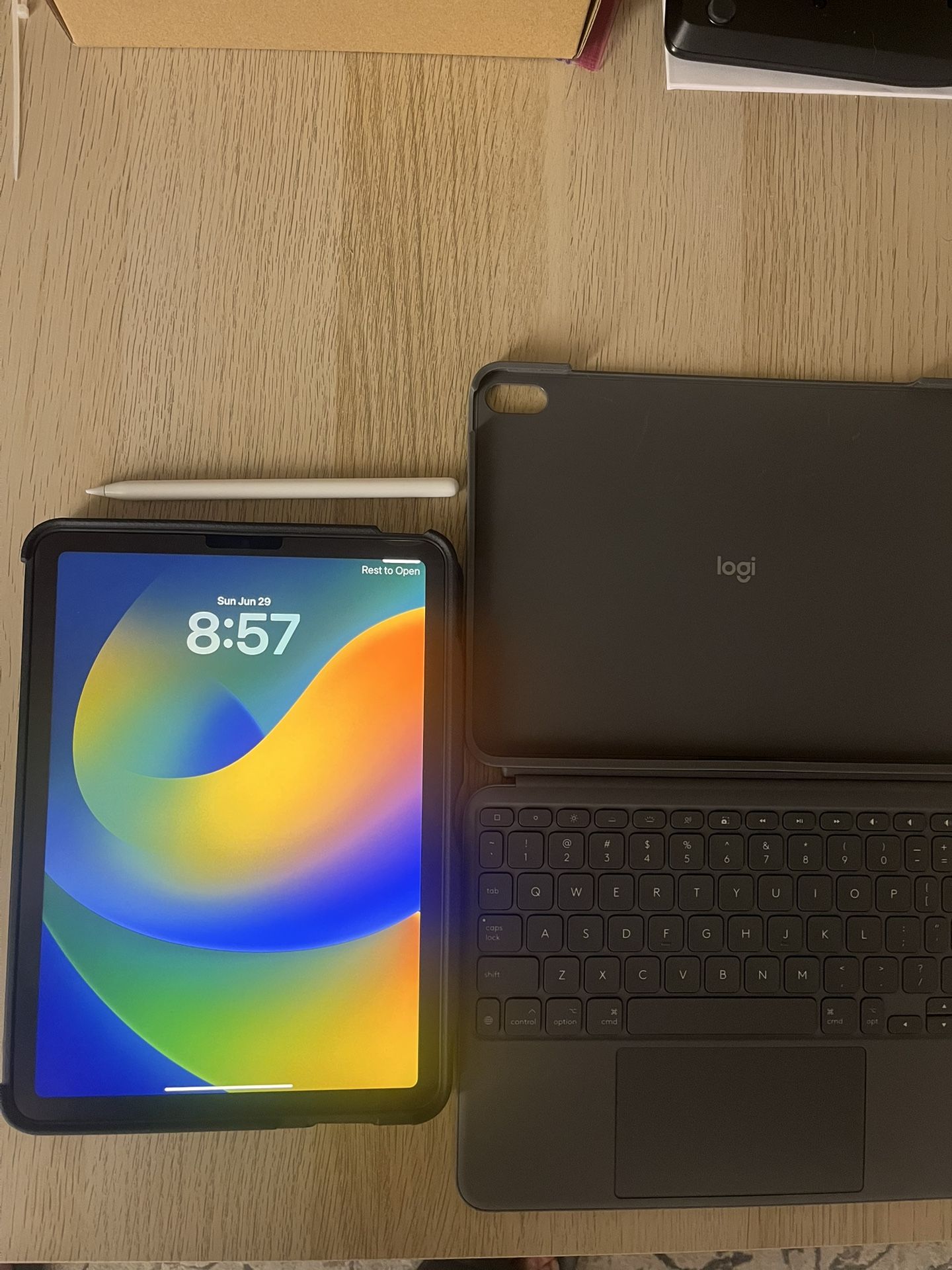 iPad Air 5 With Apple Pencil 2 And Logitech Combo Touch Keyboard