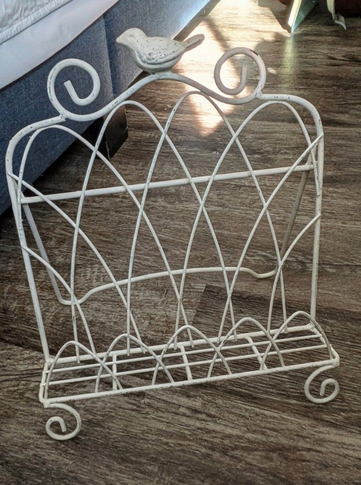 Vintage Style Country Cream Kitchen Recipe Cookbook Stand with bird, Recipe Book Holder Gifts. Nice Condition
Tiny blemishes adds to its charm #cotta