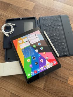 Apple iPad 8th Generation 32GB (Latest iOS 26) Logitech Keyboard case , Pencil & charger
