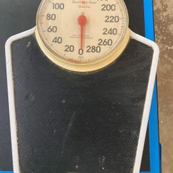 Vintage large dial scale, part of the pointer broke off but doesnt affect the use