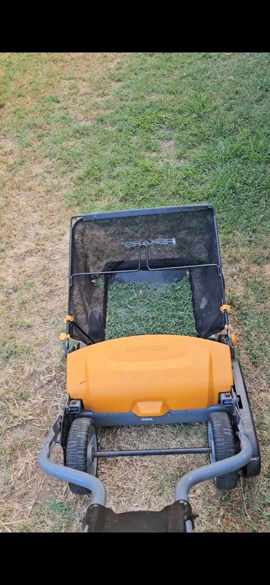 Fiskar Push Mower
