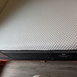 Luxury Queen mattress. Used But Still In Good Condition 