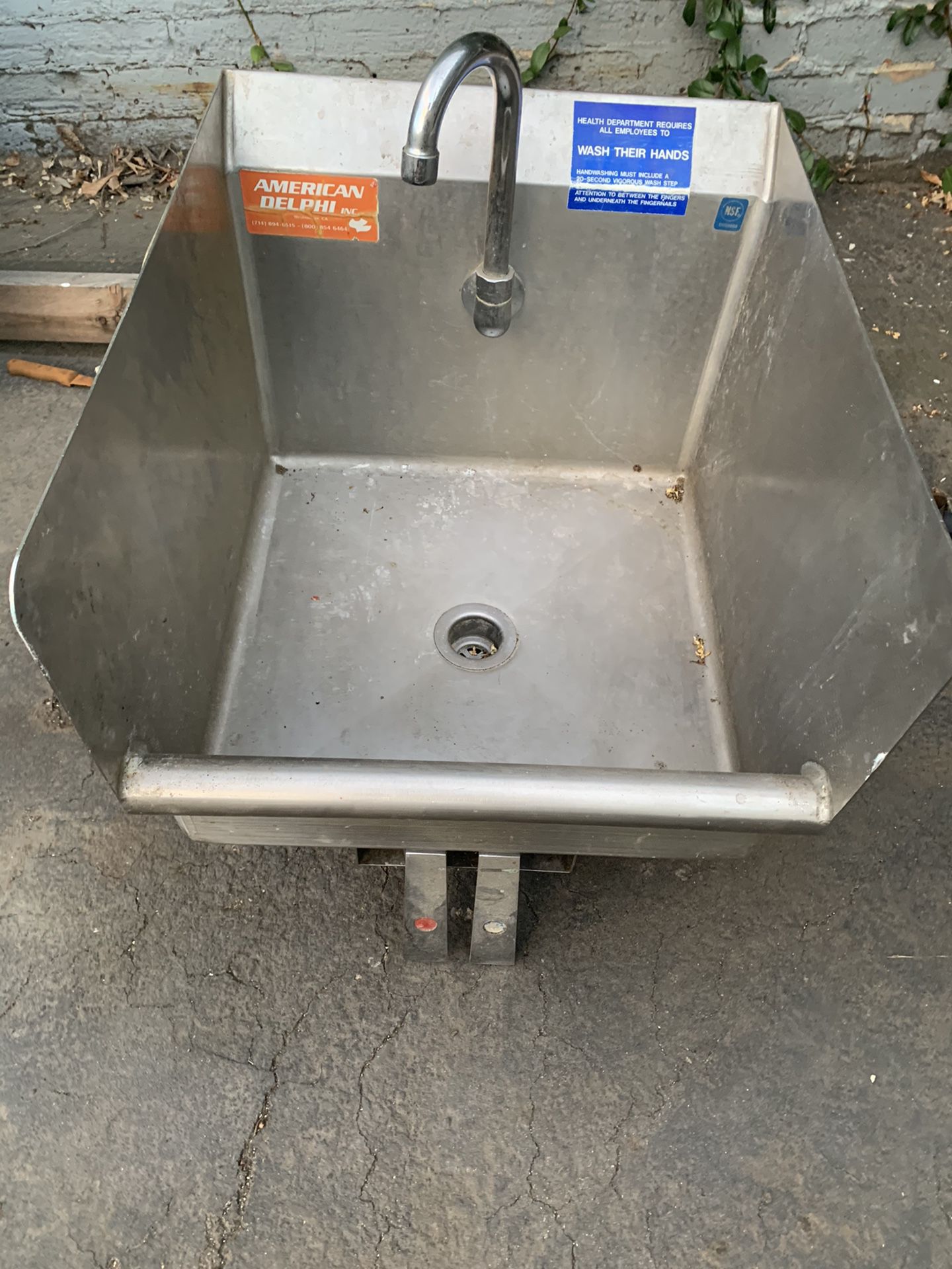 Commercial sink with knee pedals