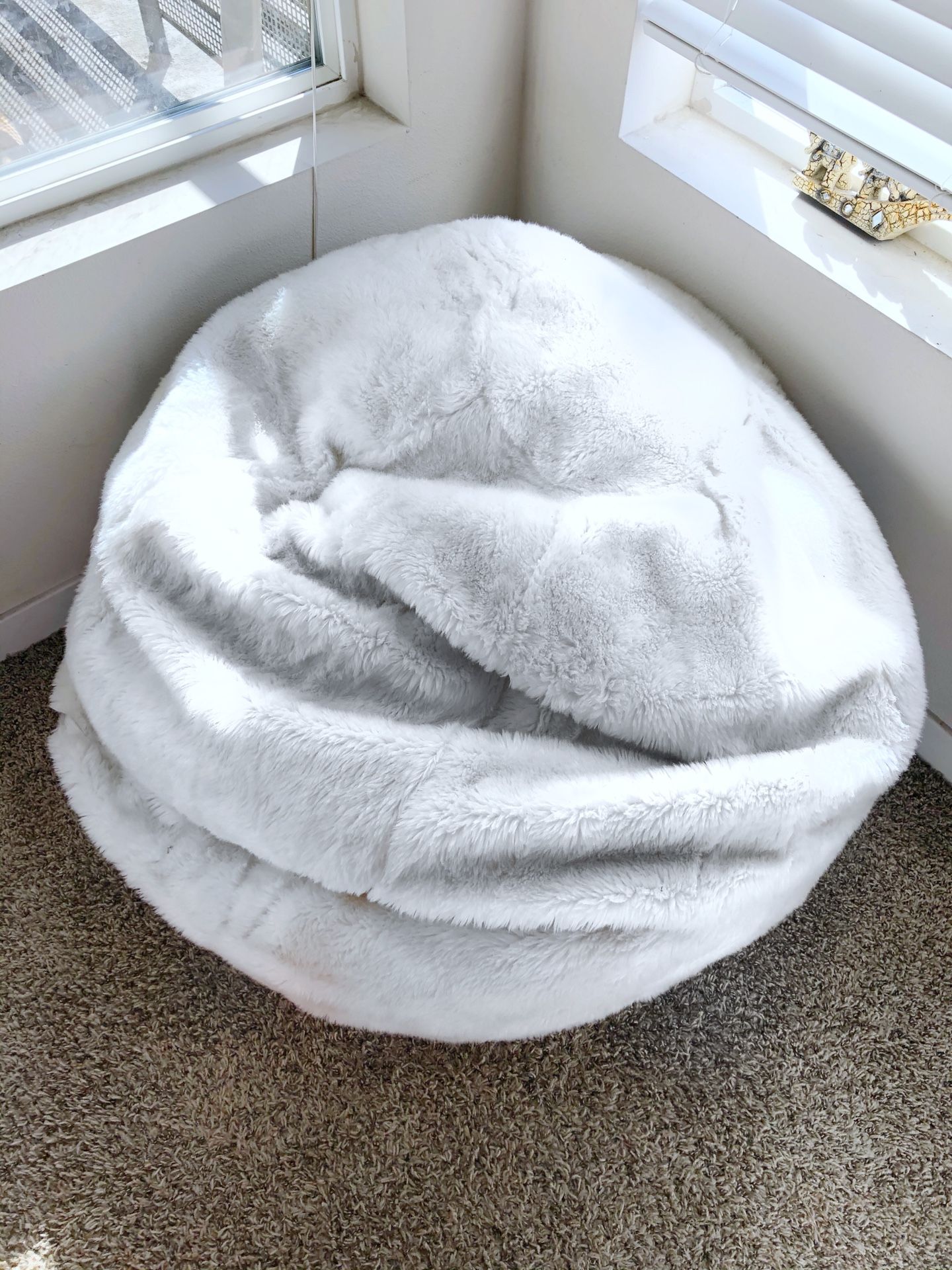 LARGE WHITE FUR BEAN BAG