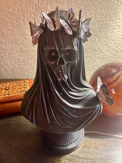 New With Tags HALLOWEEN- Skeleton Bust with Butterflies and Battery Operated Red Eyes