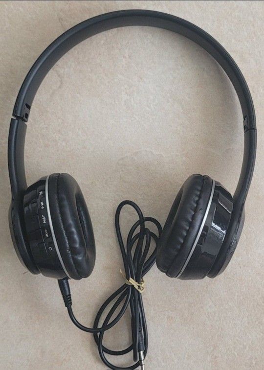 BLUESTREAM BLUETOOTH HEADPHONES + USB CHARGER & AUX CORD