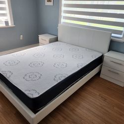 ✨QUEEN BED WITH MATTRESS AND NIGHTSTANDS 