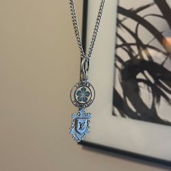 Louis v Chain (2 Charms Attached) *used*