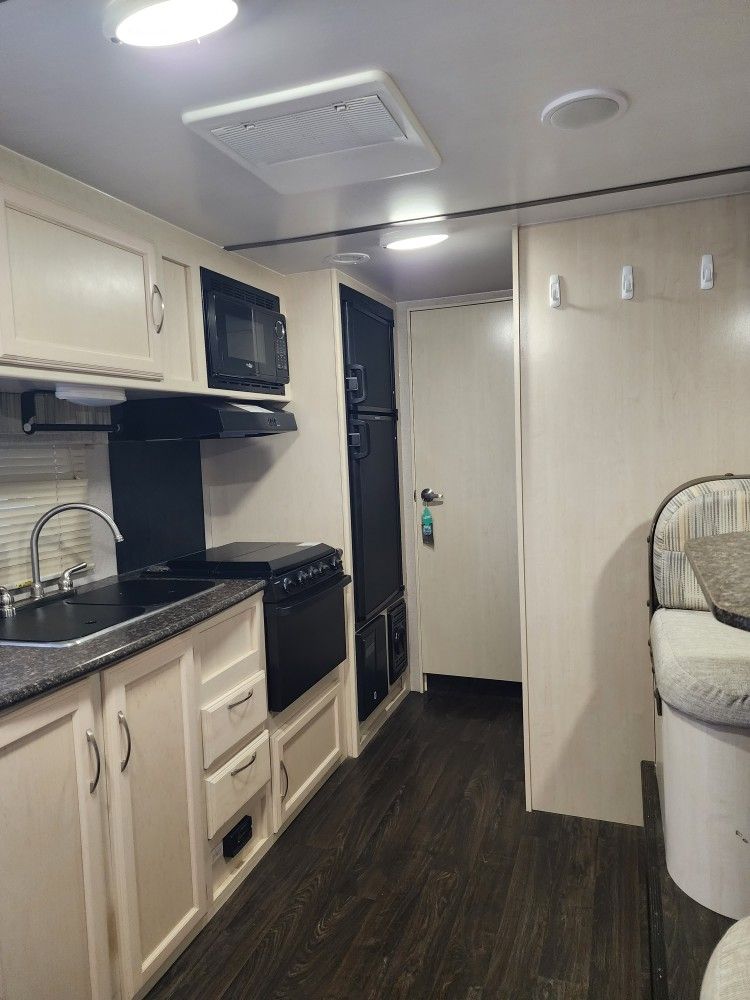 2018 Winnebago Bunkhouse Travel trailer with Slideout. for Sale in Gig Harbor, WA OfferUp