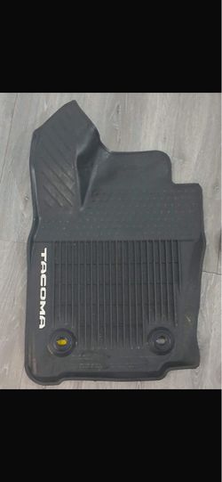 Tapetes originales para una Toyota Tacoma del 20 24 en adelante