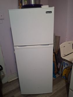 Refrigerator no drawer good condition  gets cold in fridge  and freezer  clean