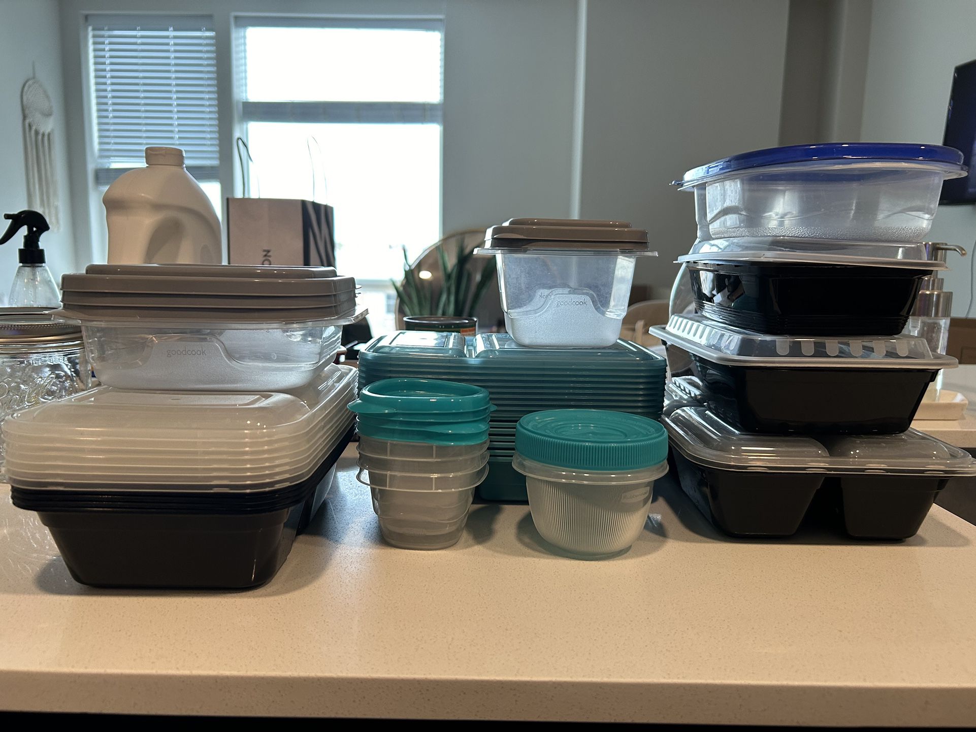 Meal prep/Storage containers & Drink/Dinnerware