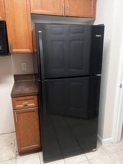 Whirlpool 18c’ Fridge With Ice Maker