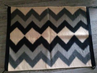 Navajo-Style Wool Rug Chevron Zigzag Pattern