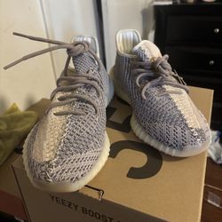 Yeezy Boost 350 V2 (Men 9 1/2)