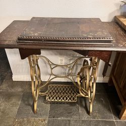 Sewing Table  ) No Machine Only Table. Mesa Para Maquina De Coser